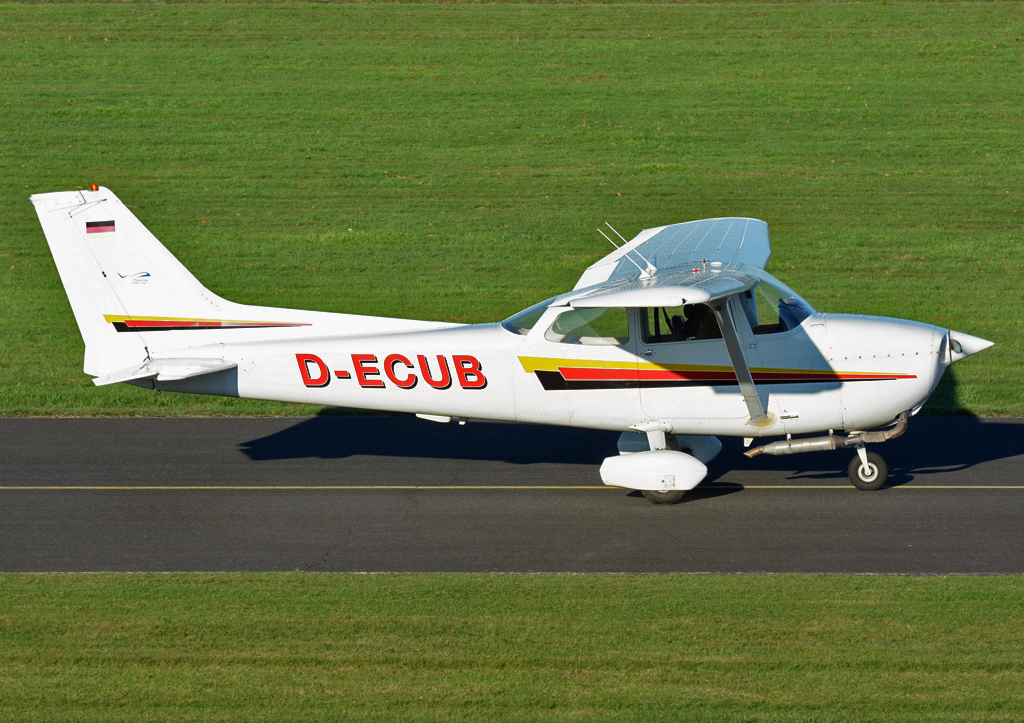 Cessna 172 N SkyHawk, D-ECUB, taxy in EDKB - 27.11.2015