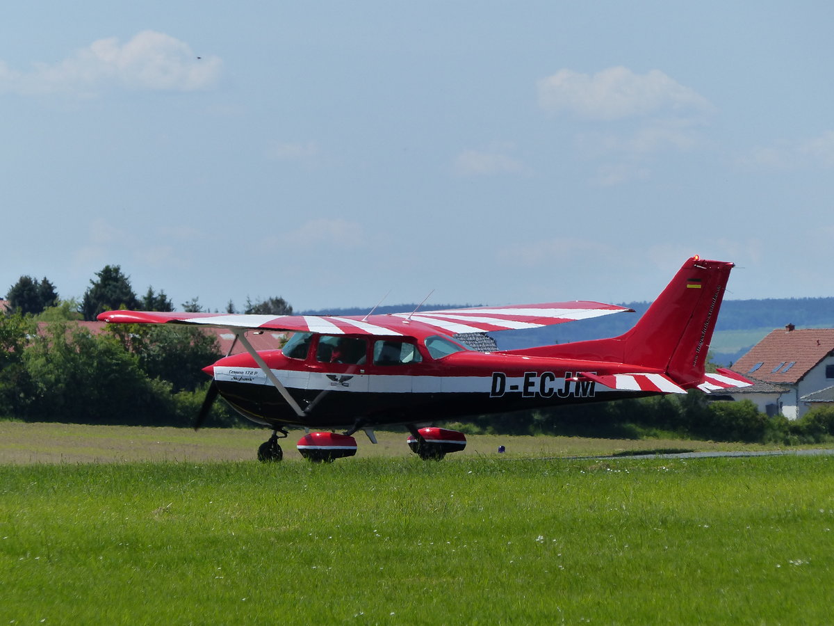 Cessna 172 P Skyhawk, D-ECJM auf dem Weg zum Start in Gera (EDAJ) am 30.5.2019