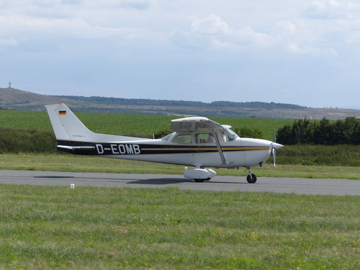 Cessna 172 P Skyhawk, D-EOMB nach der Landung in Gera (EDAJ) am 17.8.2019