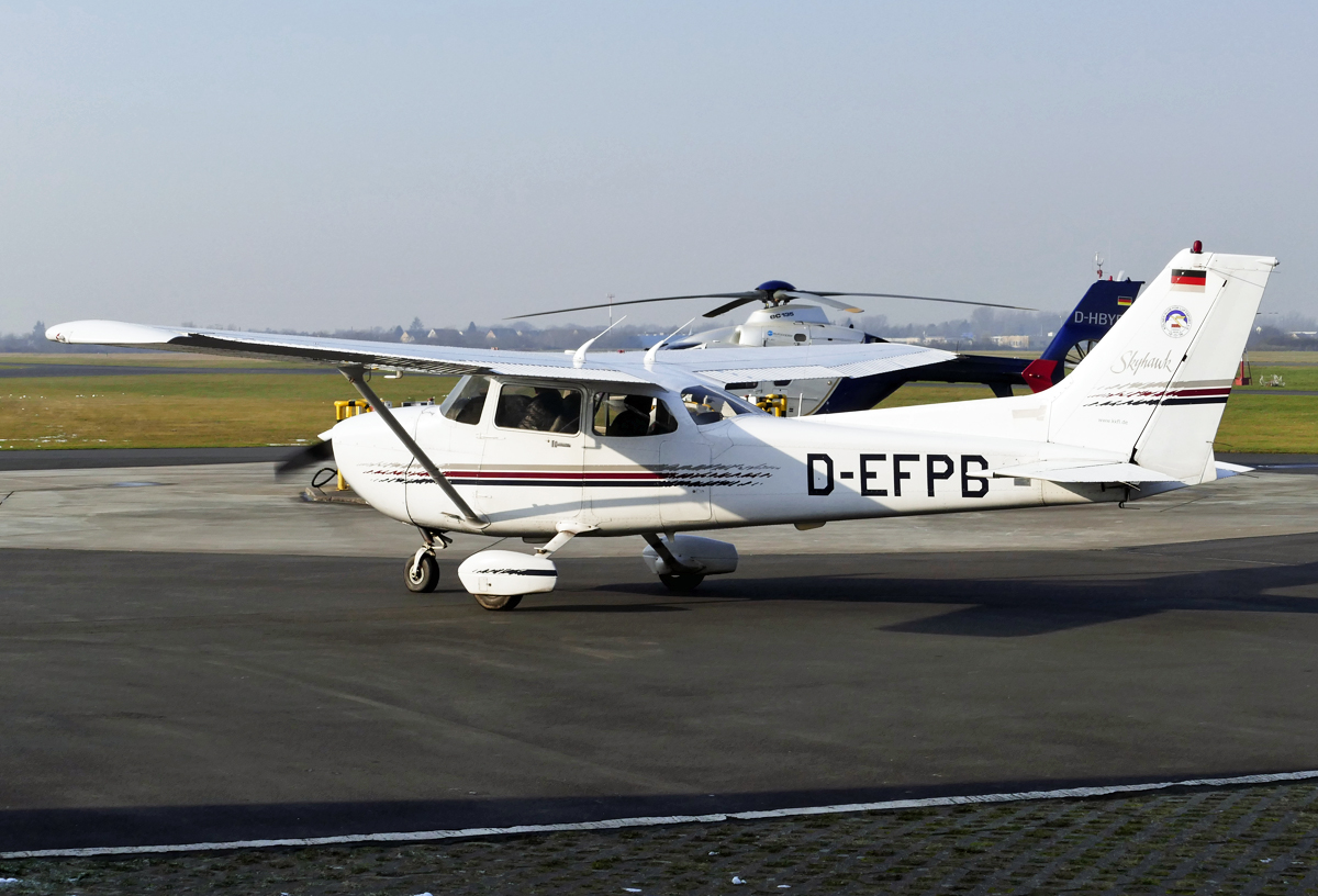 Cessna 172 R SkyHawk, D-EFPB an der Tankstelle in EDKB 08.02.2018