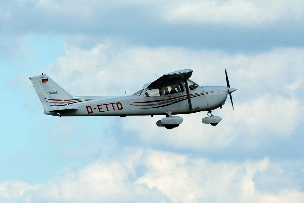 Cessna 172 R Skyhawk D-ETTD beim Start von Bonn-Hangelar - 14.10.2014