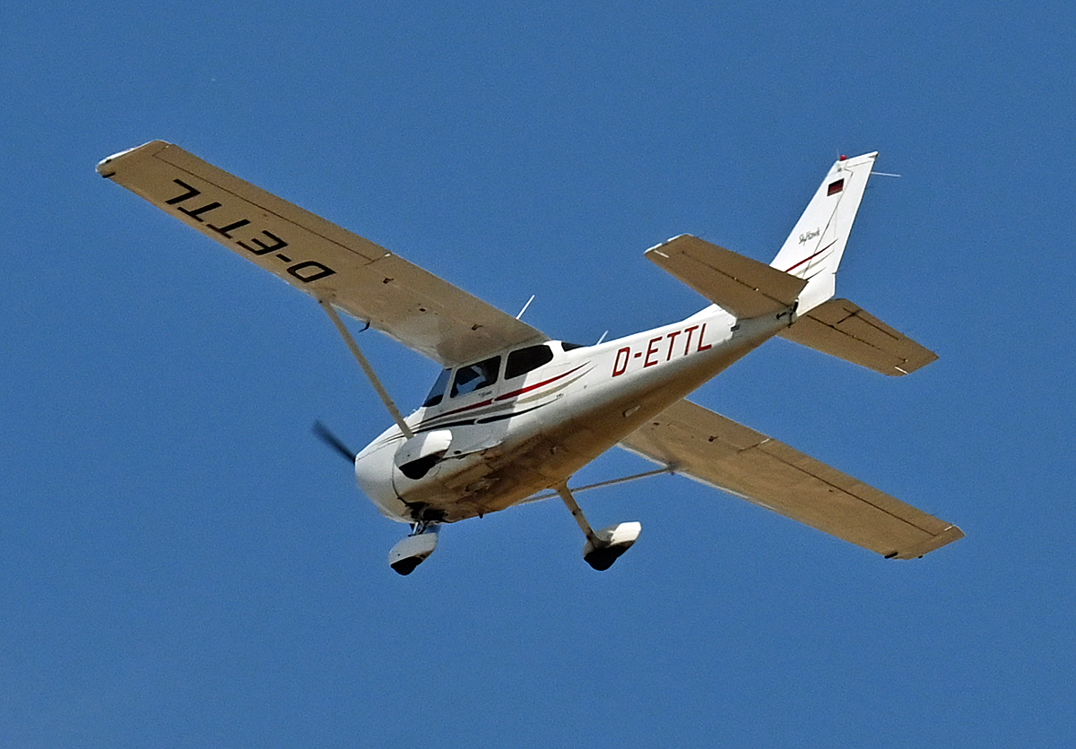 Cessna 172 R SkyHawk, D-ETTL aus Bonn-Hangelar, Notlandeübungen bei Rheinbach - 08.08.2022