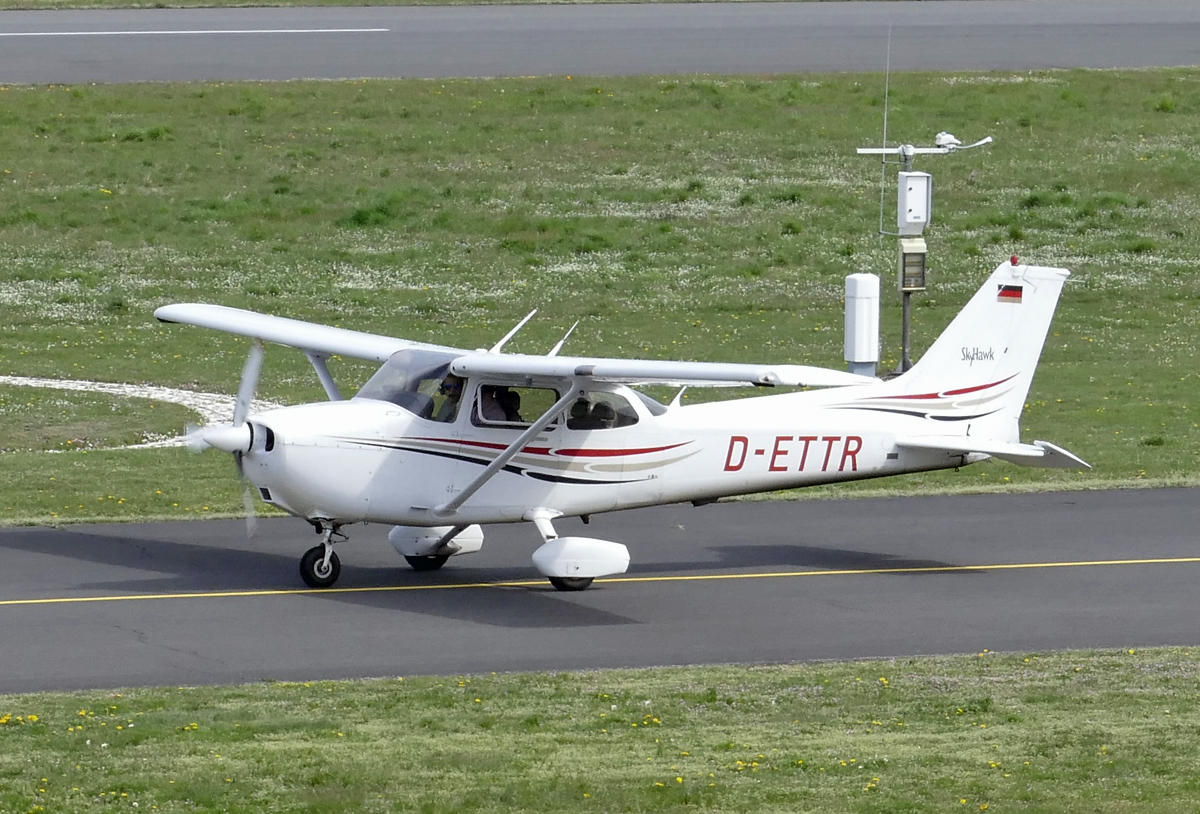 Cessna 172 R SkyHawk, DETTR auf dem Rollweg in BonnHangelar 23.04.