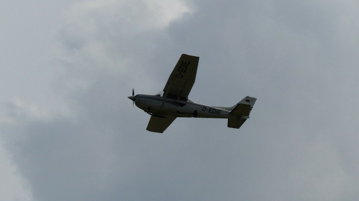 Cessna 172 RG Cutlass, D-EDIE gestartet in Landshut (EDML) 