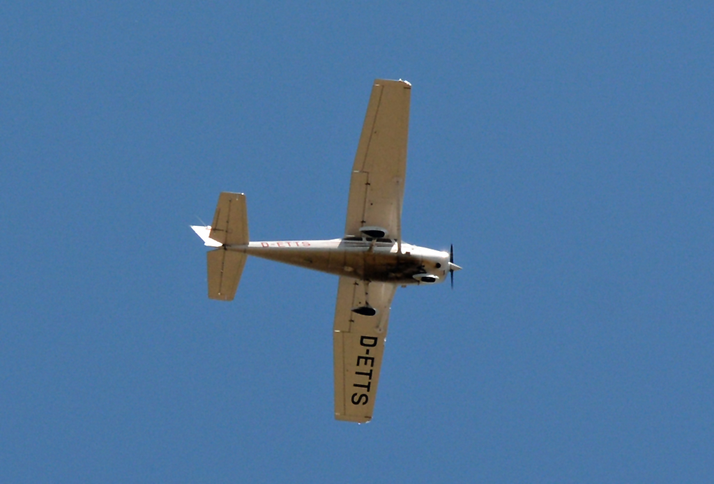Cessna 172 Skyhawk D-ETTS aus Bonn-Hangelar, mit der  schmutzigen Unterseite  über Euskirchen - 14.06.2015