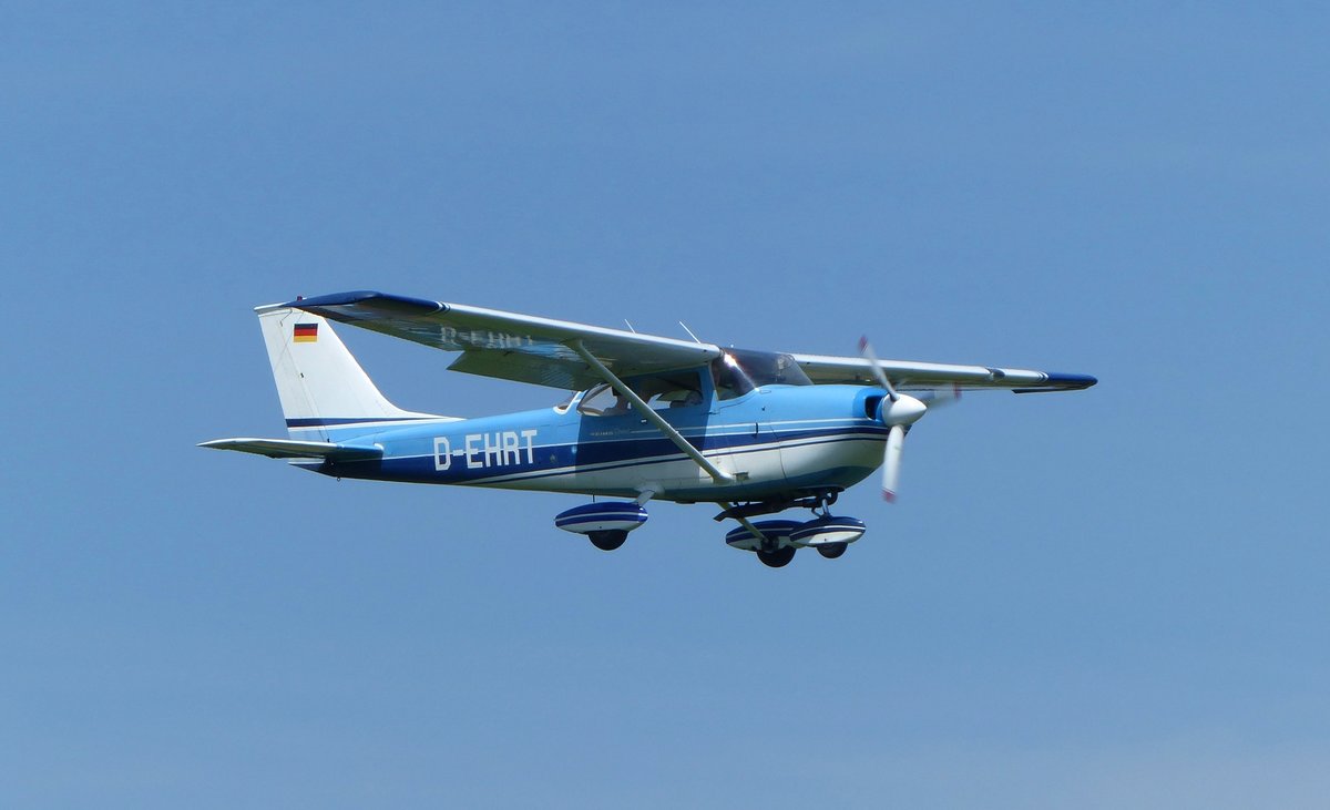 Cessna 172H Skyhawk, D-EHRT im Endanflug auf die Piste 08 in Oberschleissheim (EDNX) am 28.7.2018
