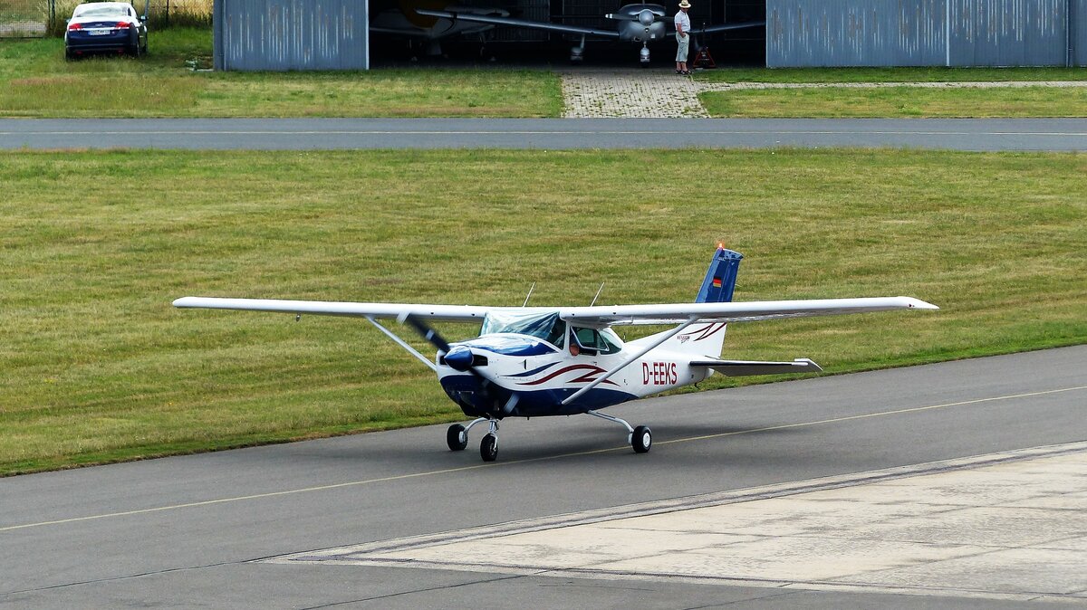 Cessna 172N Skyhawk, D-EEKS auf dem Weg zur Parkpostion in Gera (EDAJ) am 6.7.2022