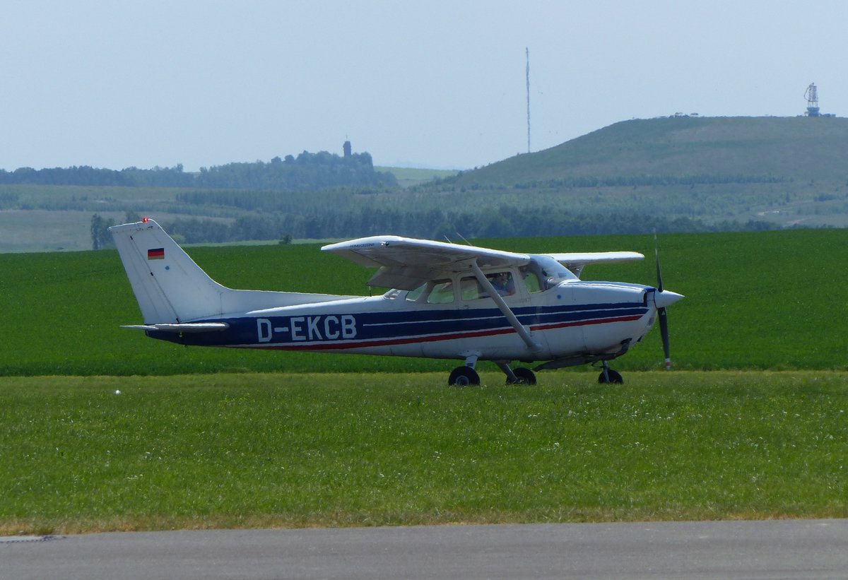 Cessna 172N Skyhawk, D-EKCB auf der Bahn in Gera (EDAJ) am 20.5.2018