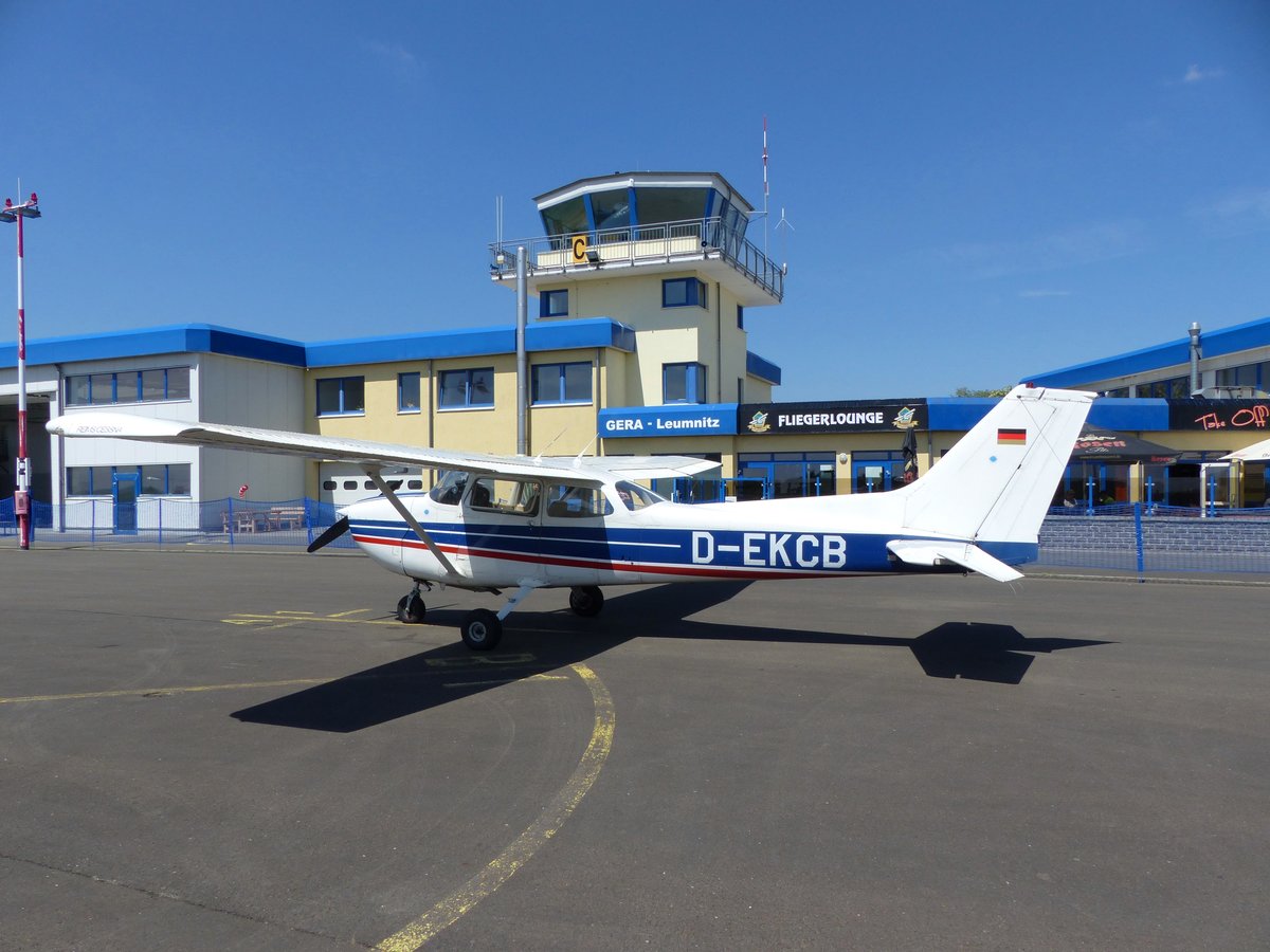 Cessna 172N Skyhawk, D-EKCB, vor dem Tower am Flugplatz Gera (EDAJ). 20.5.2018