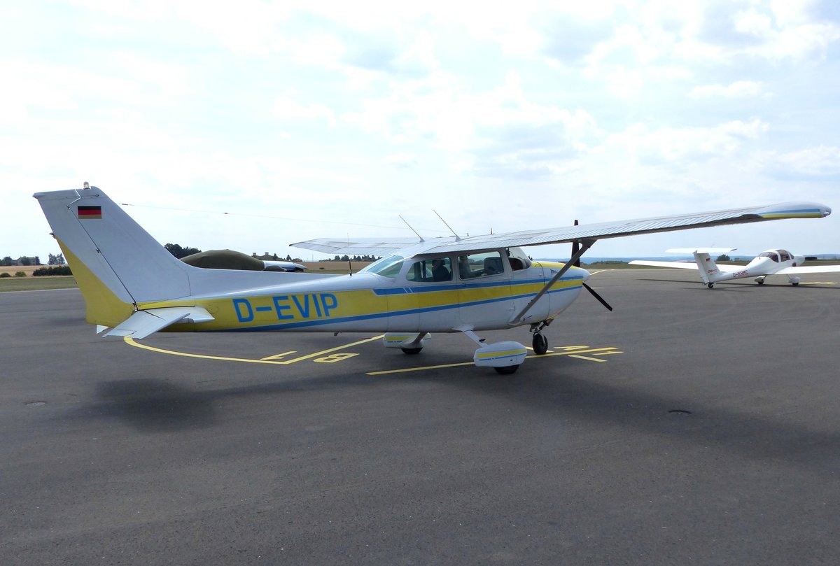 Cessna 172N Skyhawk II, D-EVIP auf dem Vorfeld in Gera (EDAJ) am 20.7.2018