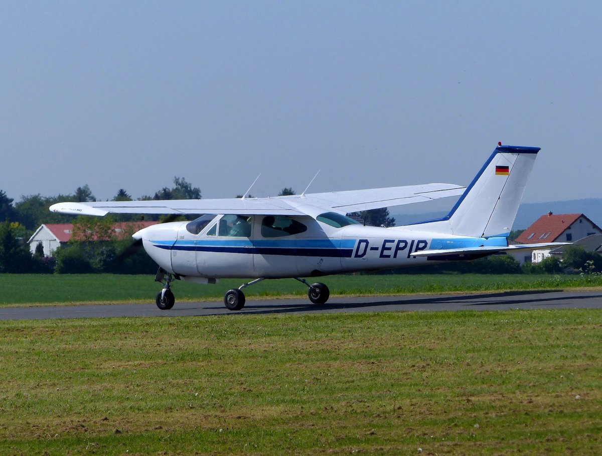 Cessna 177 Cardinal RG, D-EPIP auf dem Taxiway zum Start in Gera (EDAJ) am 10.5.2018