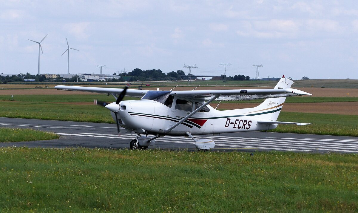 Cessna 182 Skylane, D-ECRS auf dem Weg zur Parkposition in Gera (EDAJ) am 26.8.2023
