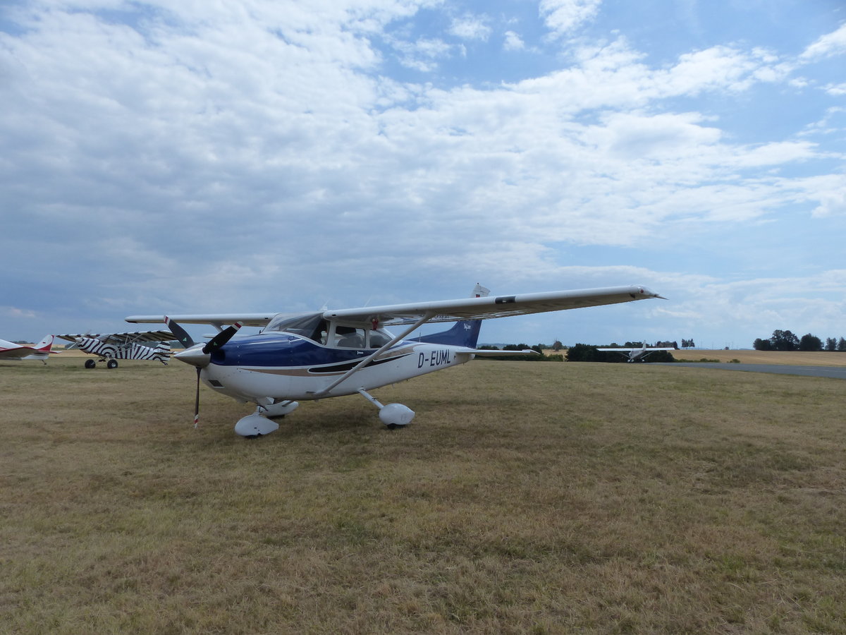 Cessna 182 Skylane, D-EUML auf dem Vorfeld in Gera (EDAJ) am 25.7.2020