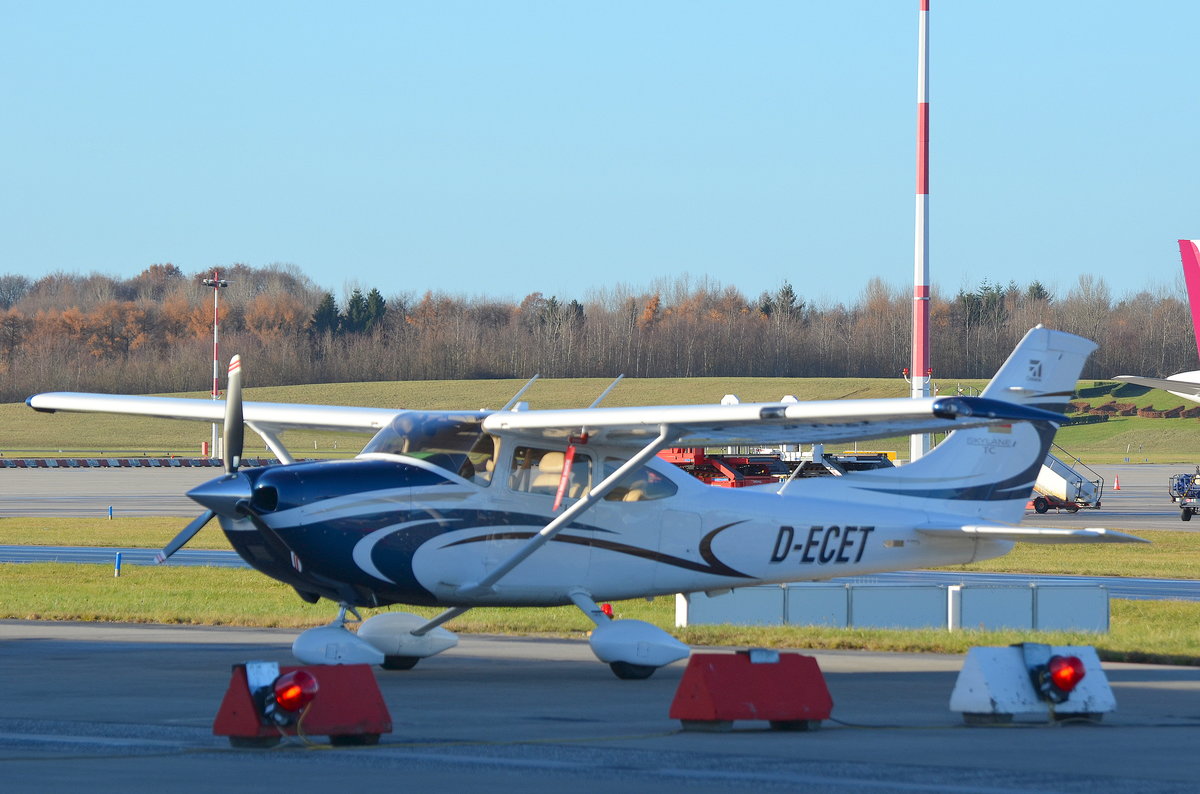 Cessna 182TC Skylane D-ECET in Hamburg Fuhlsbüttel aufgenommen am 27.11.16