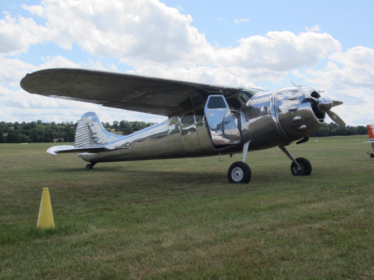 Cessna 195 N1569D am 23.08.2026 auf dem Flugplatz Zwickau (EDBI).
