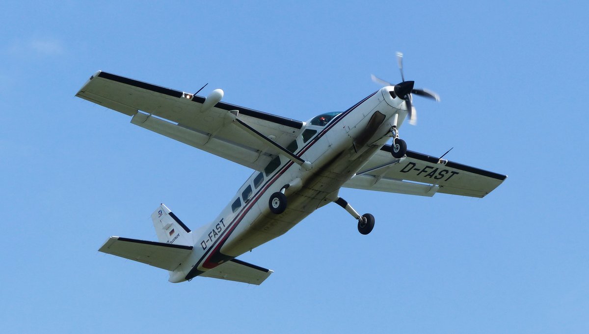 Cessna 208 Caravan, D-FAST, Springermaschine von AERO Fallschirmsport in Gera (EDAJ) am 27.8.2017