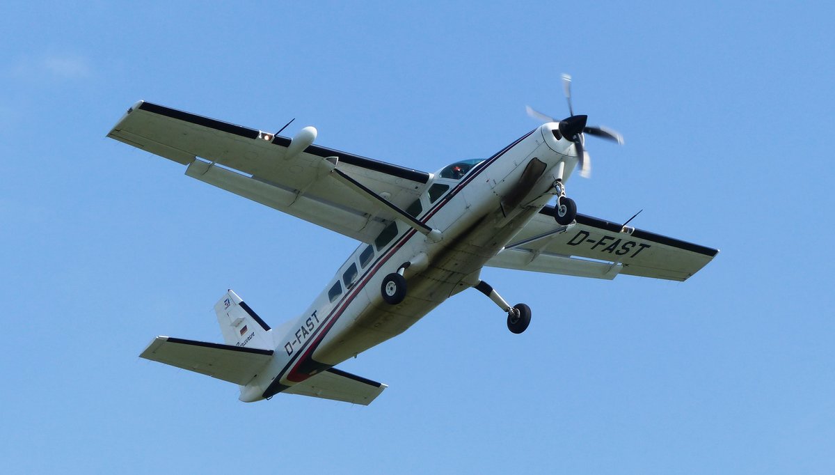 Cessna 208 Caravan, D-FAST, Springermaschine von AERO Fallschirmsport in Gera (EDAJ) am 27.8.2017