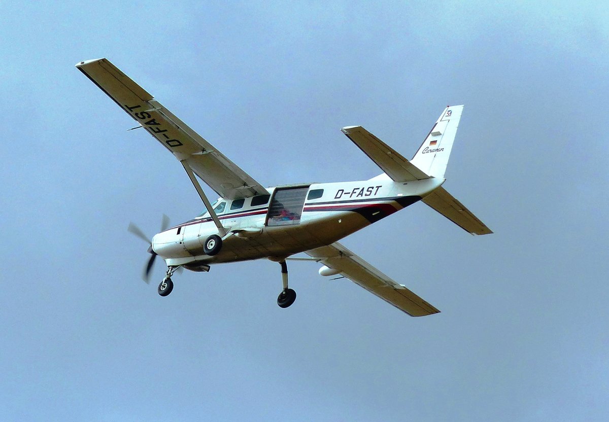 Cessna 208 Caravan, D-FAST, Springermaschine von AERO-Fallschirmsport in Gera (EDAJ) am 27.8.2017