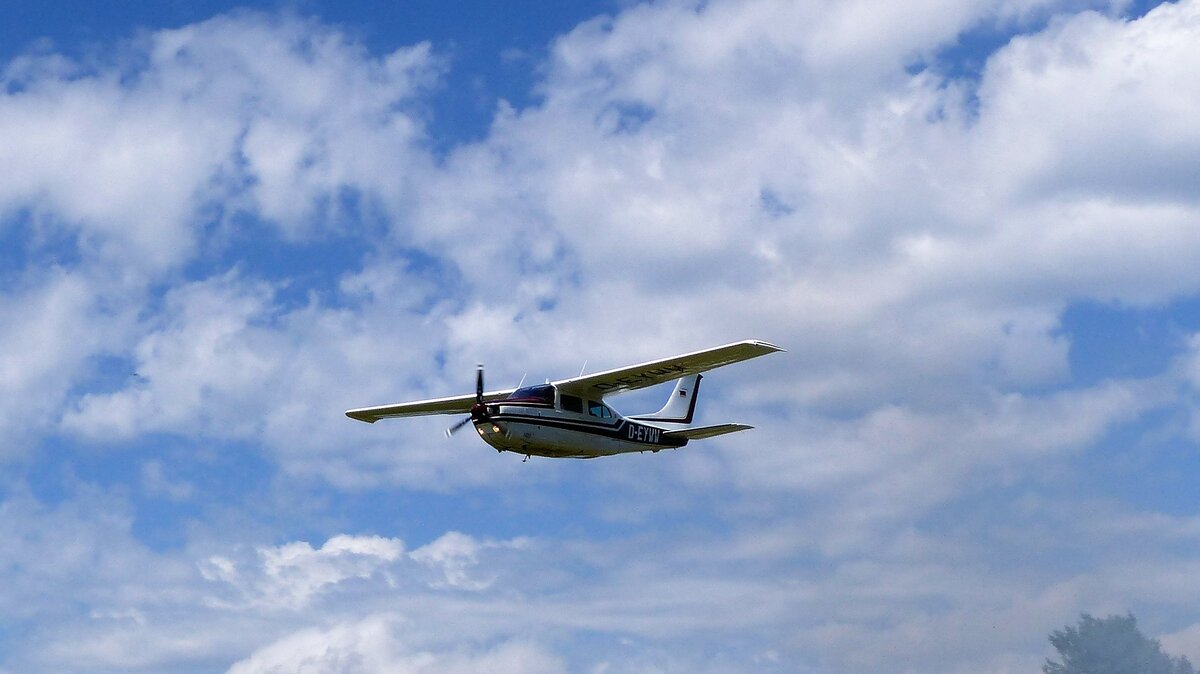 Cessna 210 Centurion II, D-EYWW beim Überflug in Moosburg auf der Kippe (EDPI) am 4.6.2022