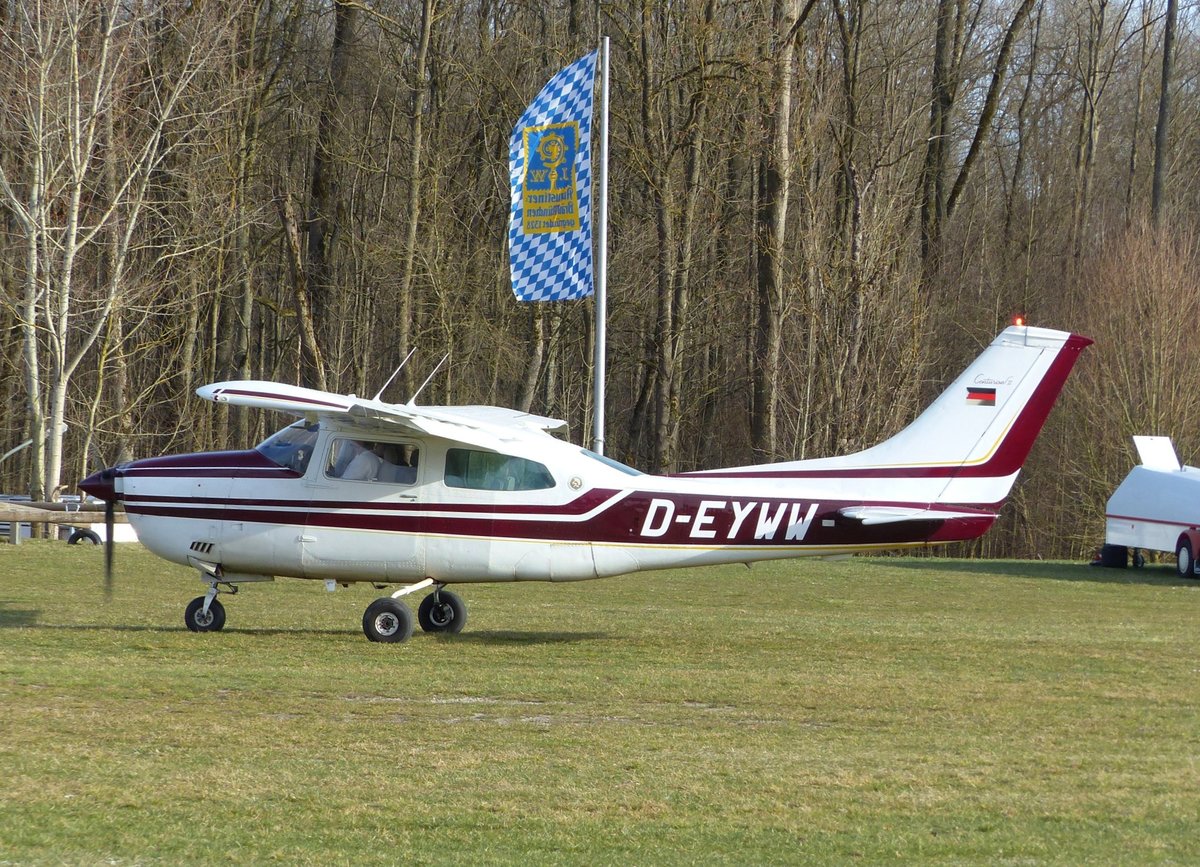 Cessna 210 L Turbo Centurion, D-EYWW auf dem Weg zum Start in Moosburg auf der Kippe ( EDPI ) am 30.3.2021