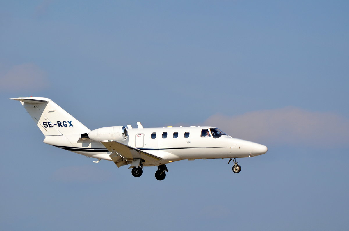 Cessna 525 Citation CJ1 SE-RGX  im Anflug auf Hamburg Fuhlsbüttel am 02.04.16