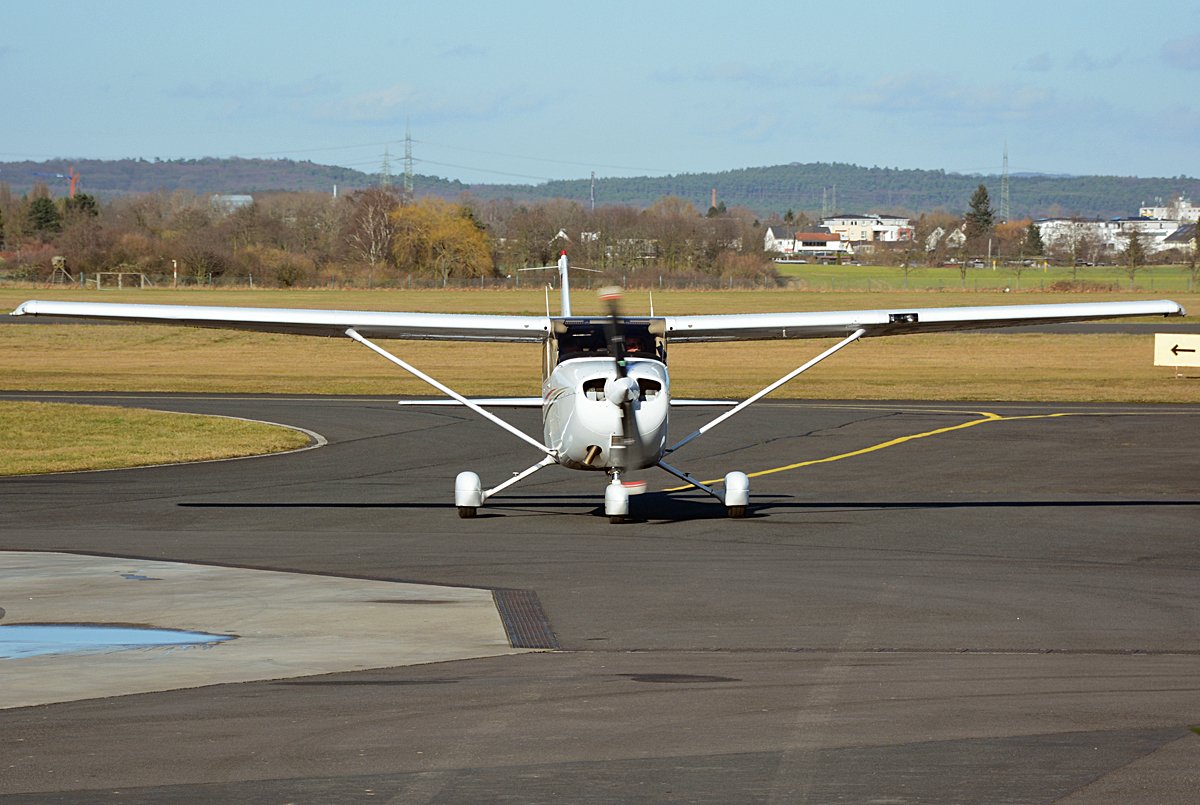Cessna C 172 R Skyhawk D-ETTD taxy EDKB - 09.03.2014