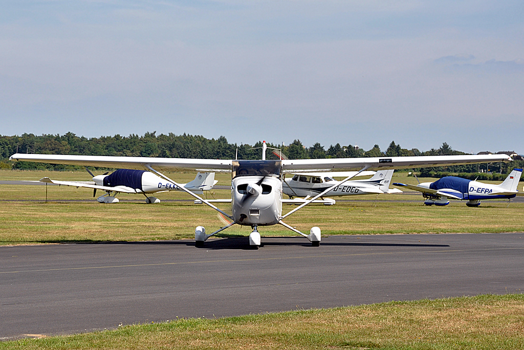 Cessna C 172R Skyhawk D-ETTK in Bonn-Hangelar - 21.08.2013
