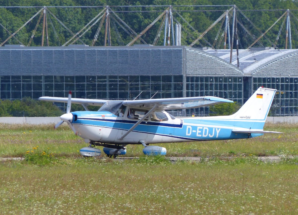 Cessna FR 172J Reims Rocket, D-EDJY auf der Piste 26 in Oberscheissheim (EDNX) am 29.7.2018