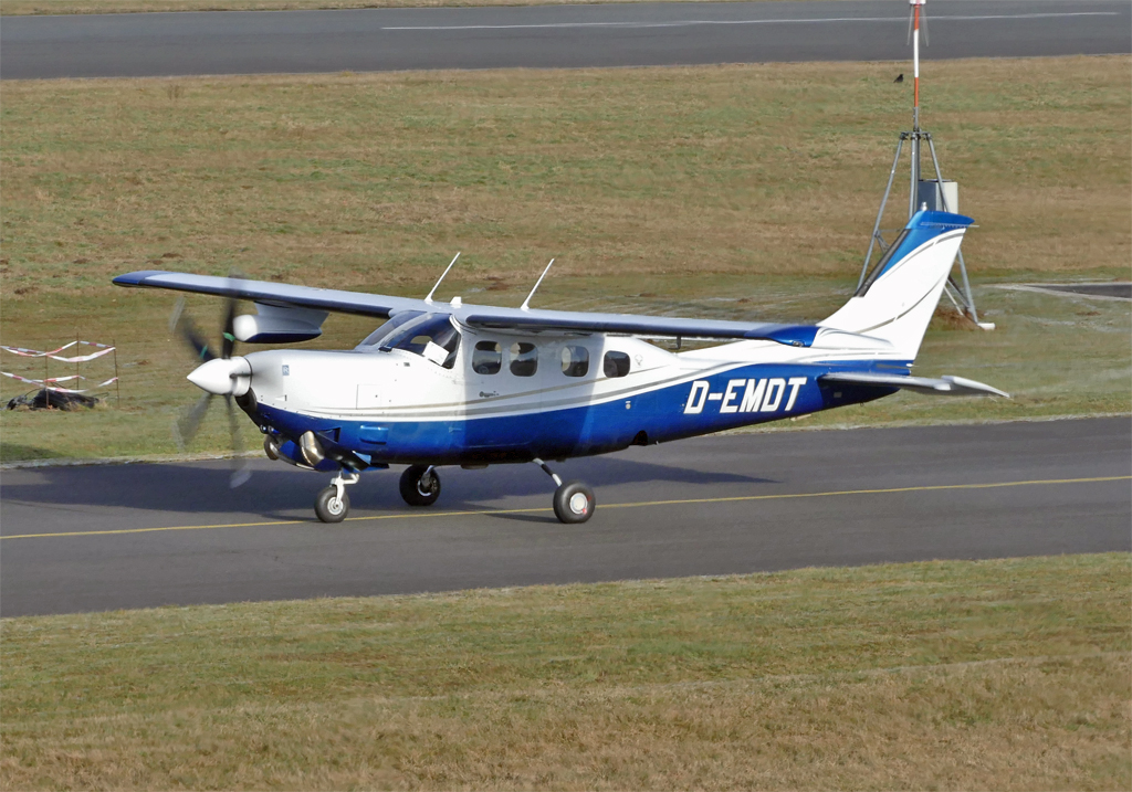 Cessna P 210 N Pressurised Centurion, D-EMDT auf dem Rollweg in EDKB 18.01.2017