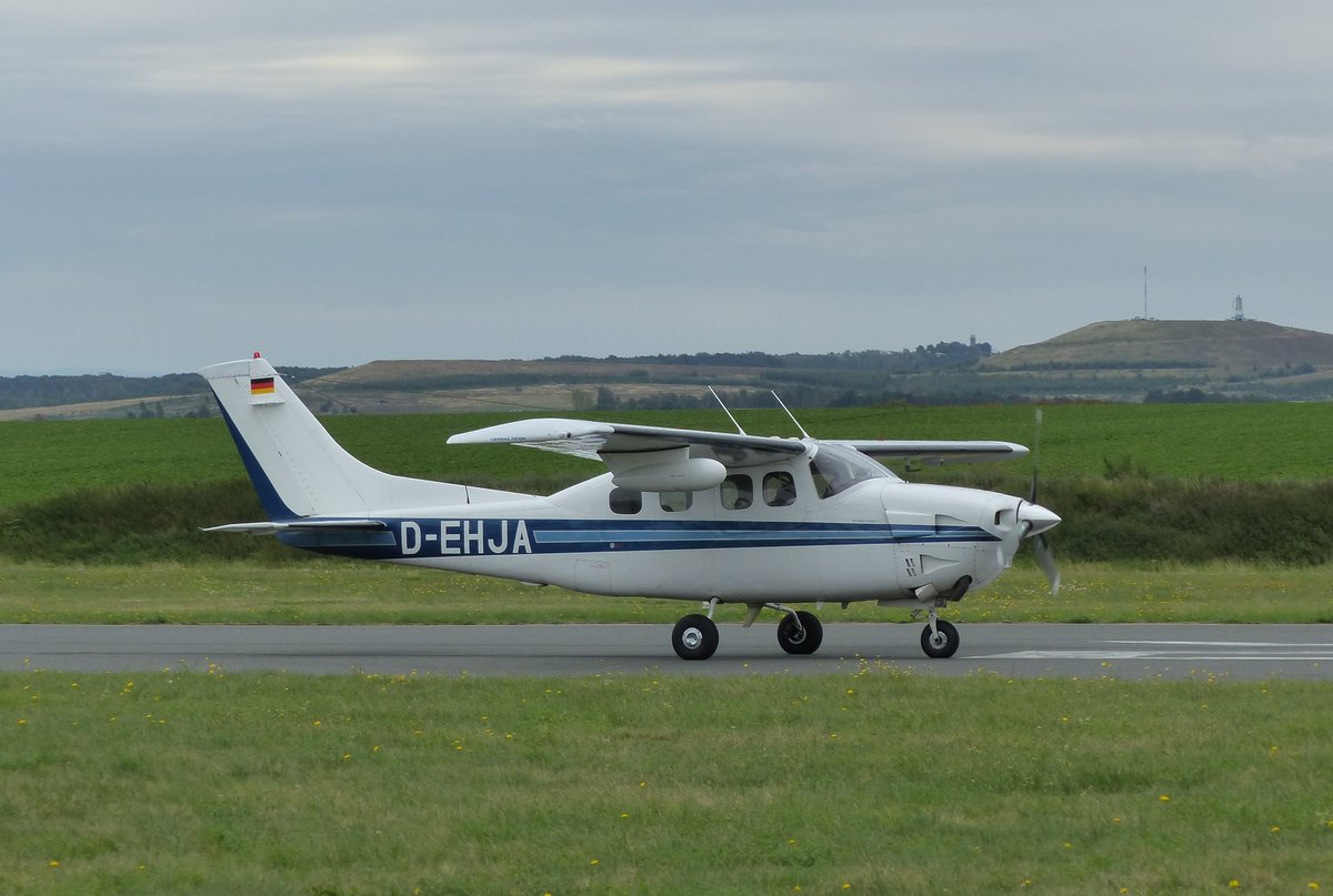 Cessna P210N Pressurizet Centurion, D-EHJA gelandet auf der Piste 24 in Gera (EDAJ) am 17.8.2019