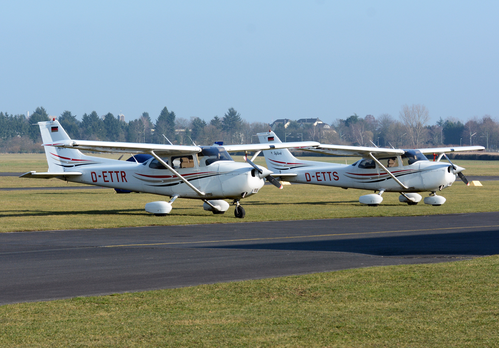 Cessnas 172 R Skyhawk, D-ETTR und D-ETTS in Bonn-Hangelar - 12.02.2015