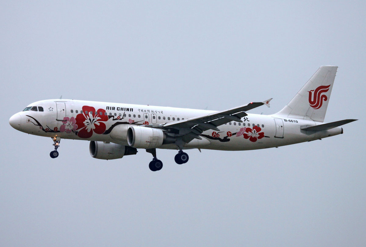 China A-320 B-6610 im Anflug auf 01 in PEK / ZBAA / Peking am 07.09.2014