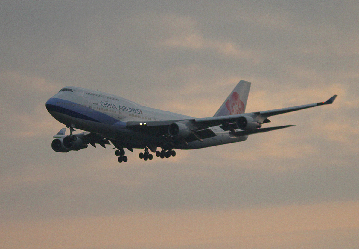 China Airlines B 747-409 B-18201 im Anflug auf Frankfurt am frhen Morgen des 12.06.2013