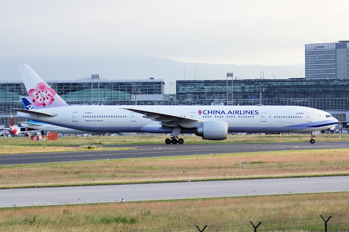 China Airlines Boeing 777-36NER B-18053 rollt zum Gate in Frankfurt 7.6.2017