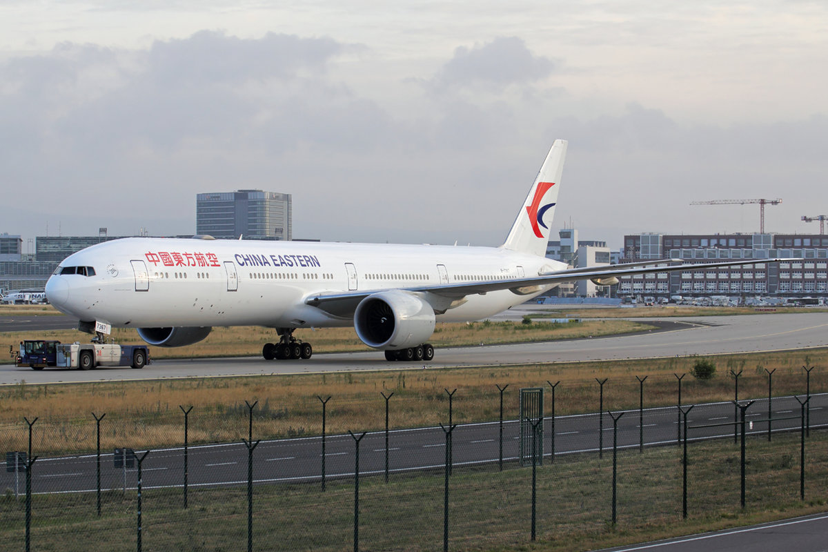 China Eastern Airlines Boeing 777-39PER B-7367 wird zur Abstellposition geschleppt in Frankfurt 23.6.2018