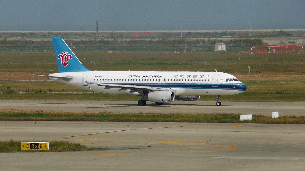 China Southern Airlines Airbus A320 B-6826 in Shanghai Pudong, 24.10.2015
