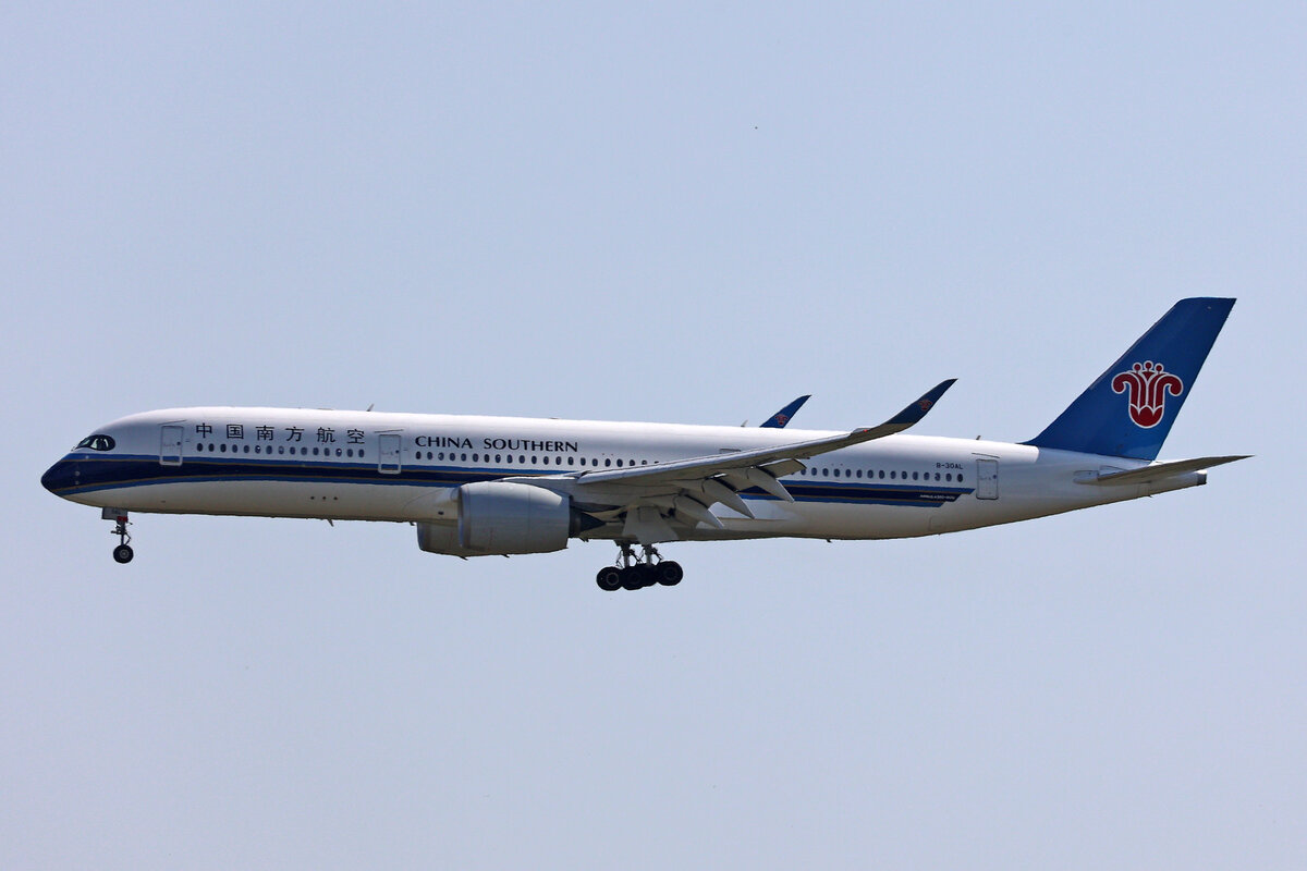 China Southern Airlines, B-30AL, Airbus A350-941, msn: 347, 05.Juli 2023, LHR London Heathrow, United Kingdom.