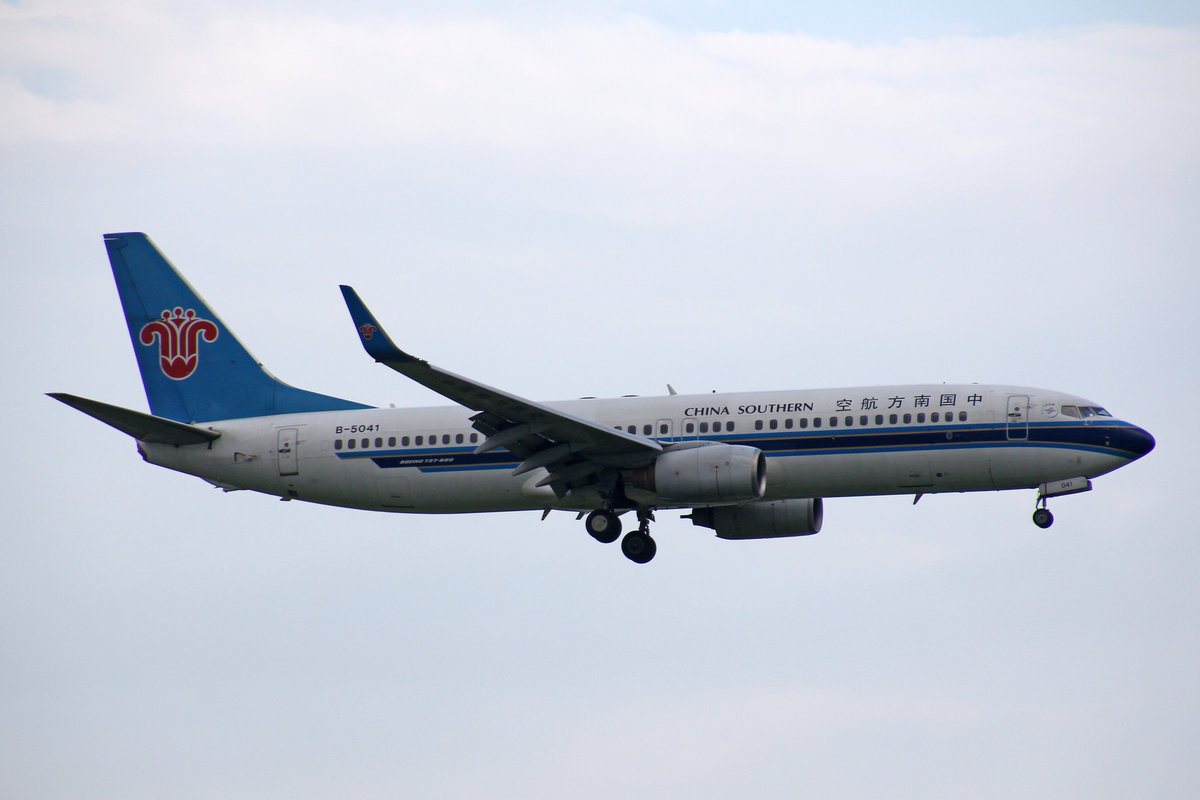 China Southern Airlines, B-5041, Boeing 737-81B, BKK Bangkok Suvarnabhumi, Thailand.