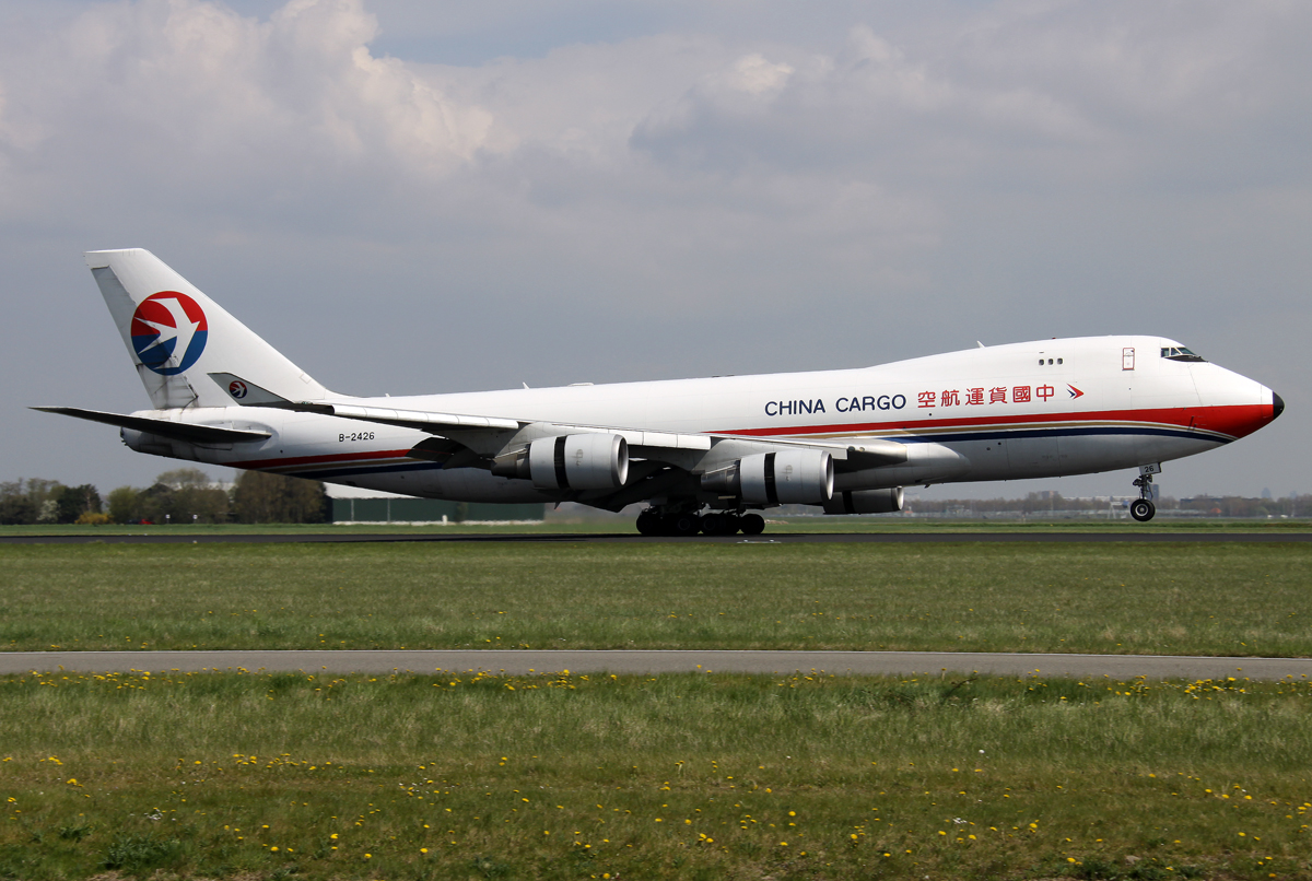 China Southern Cargo B747-400F B-2426 beim Touchdown auf 18R in AMS / EHAM / Amsterdam am 05.05.2013