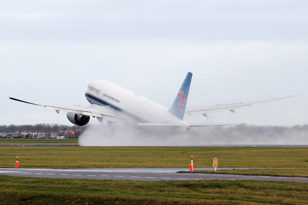 China Southern Cargo Boeing 777-F1B B-2073 beim Start in Amsterdam 3.1.2019