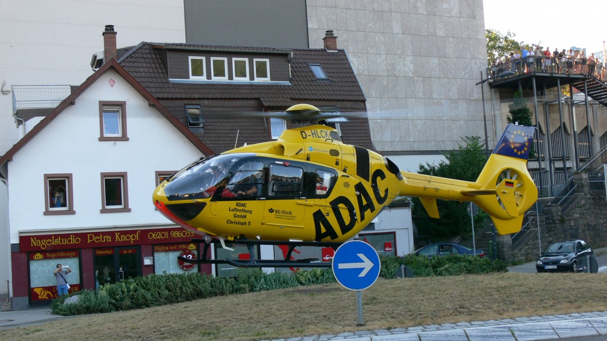 Christoph 5 D-HLCK steht in Weinheim am Kreisverkehr vor der Weinheim Galerie am 01.08.2013.