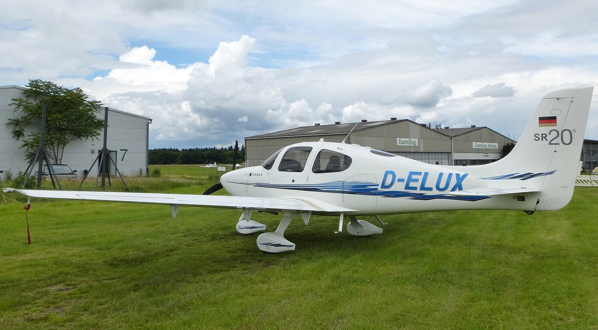 Cirrus SR-20, D-ELUX, US-amerikanisches Leichtflugzeug, gebaut seit 1999, Flugplatz Freiburg, Juni 2016