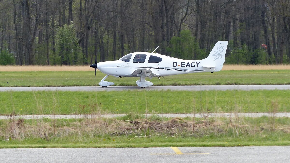 Cirrus SR 22 GTS,  D-EACY gelandet in Landshut (EDML) 