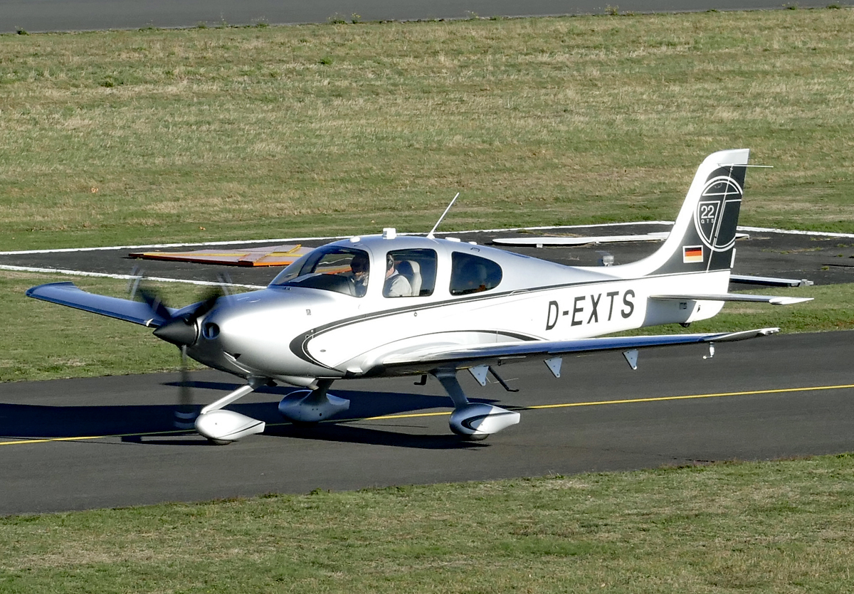 Cirrus SR 22 T, D-EXTS auf dem Rollweg in EDKB - 14.11.2018