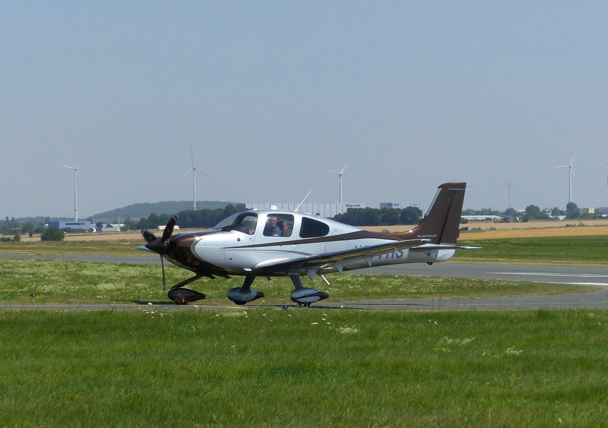 Cirrus SR 22 T, N577HS auf dem Weg zum Hangar in Gera (EDAJ) am 26.7.2019