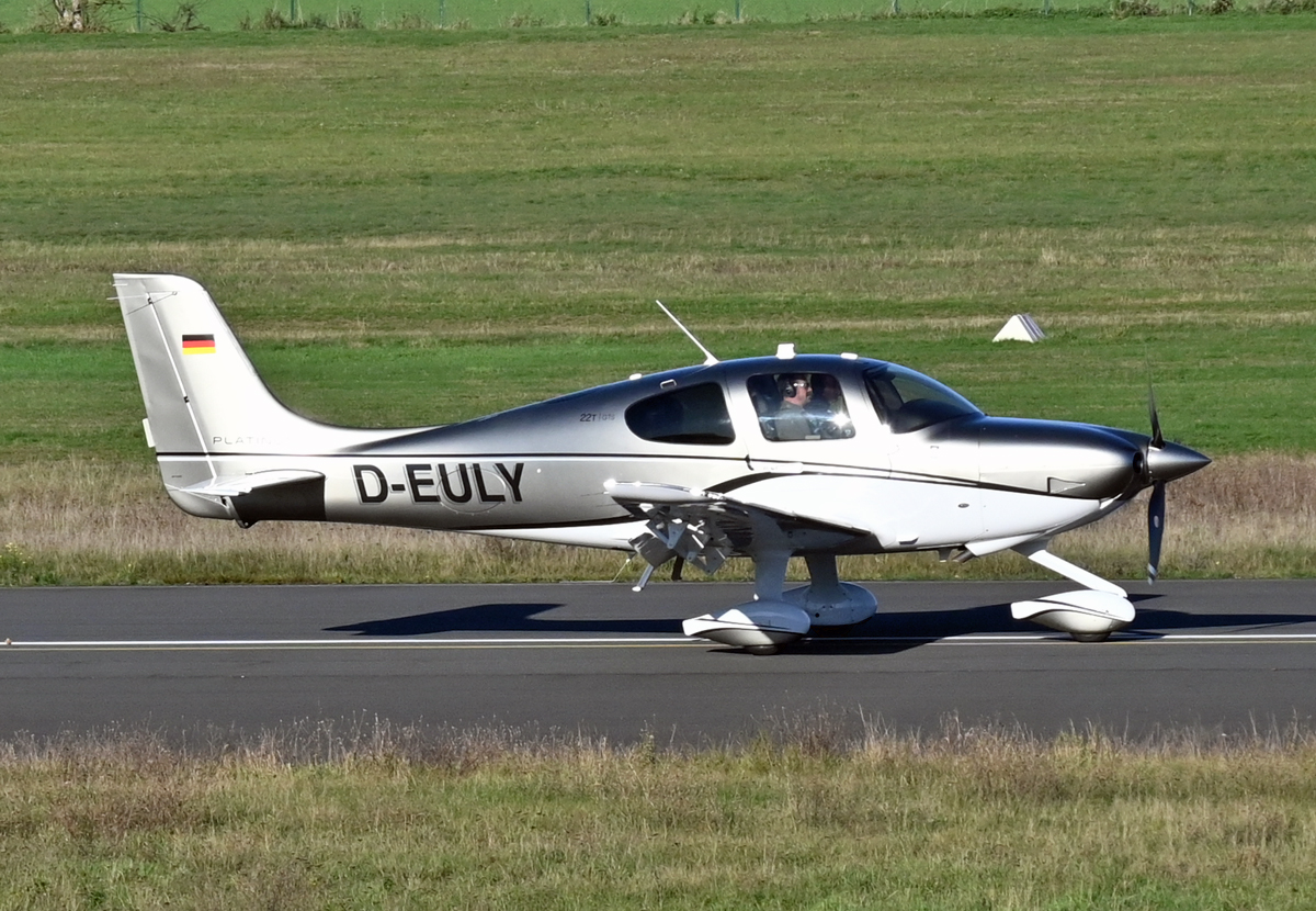 Cirrus SR 22T-GTS Platinum, D-EULY auf der Landebahn in EDKB - 18.11.2020