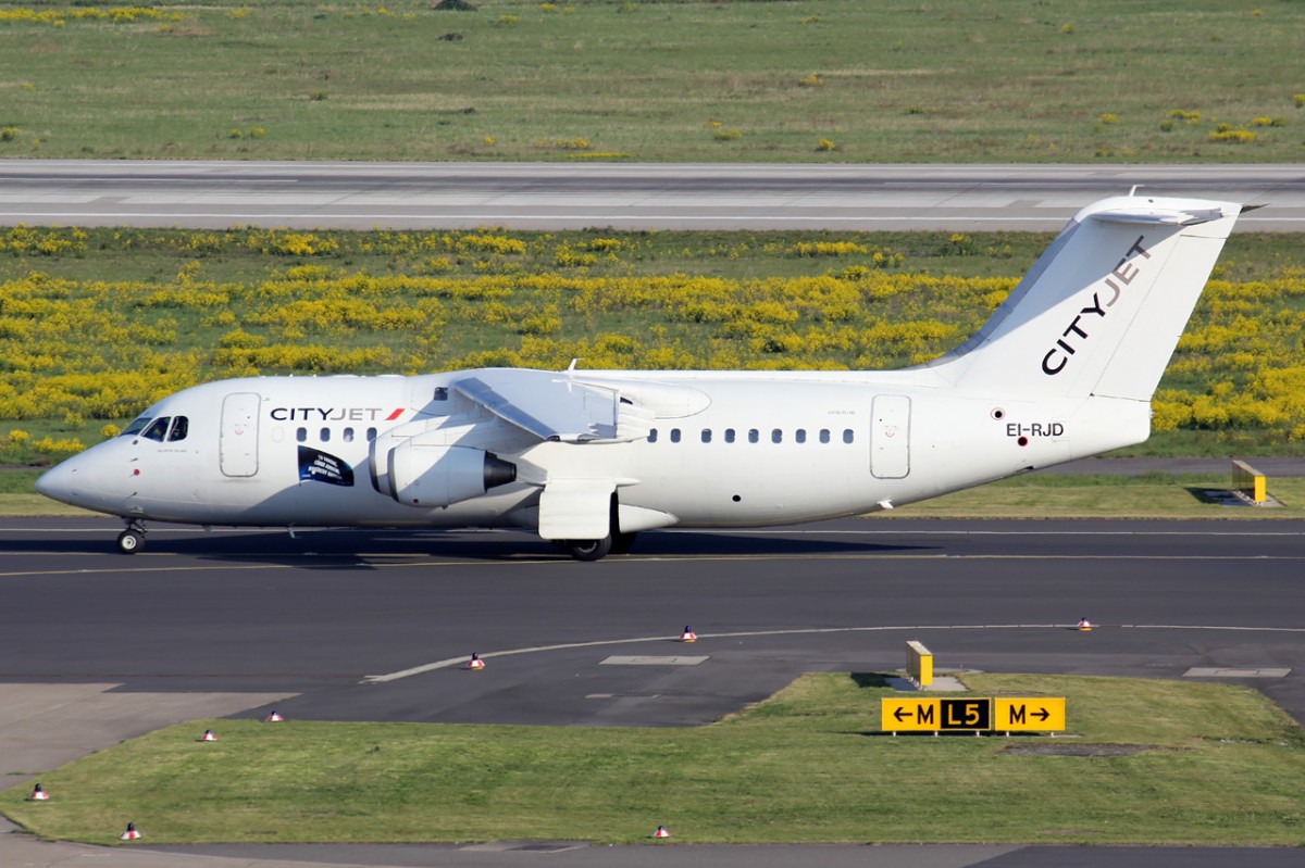 CityJet EI-RJD rollt zur Parkposition in Düsseldorf 2.5.2015