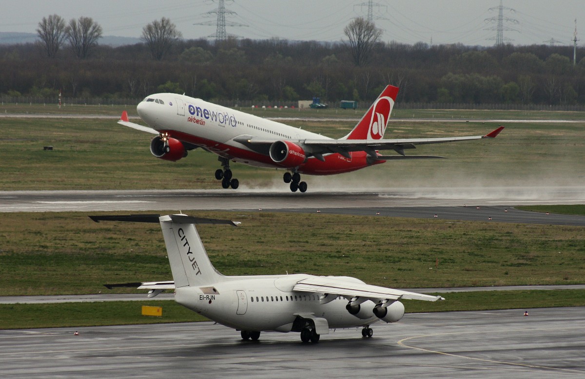 CityJet,EI-RJN,(c/n E2351),BAe Avro RJ85,11.04.2015,DUS-EDDL,Düsseldorf,Germany(startet:Air Berlin,D-ABXA,Airbus A330-223)
