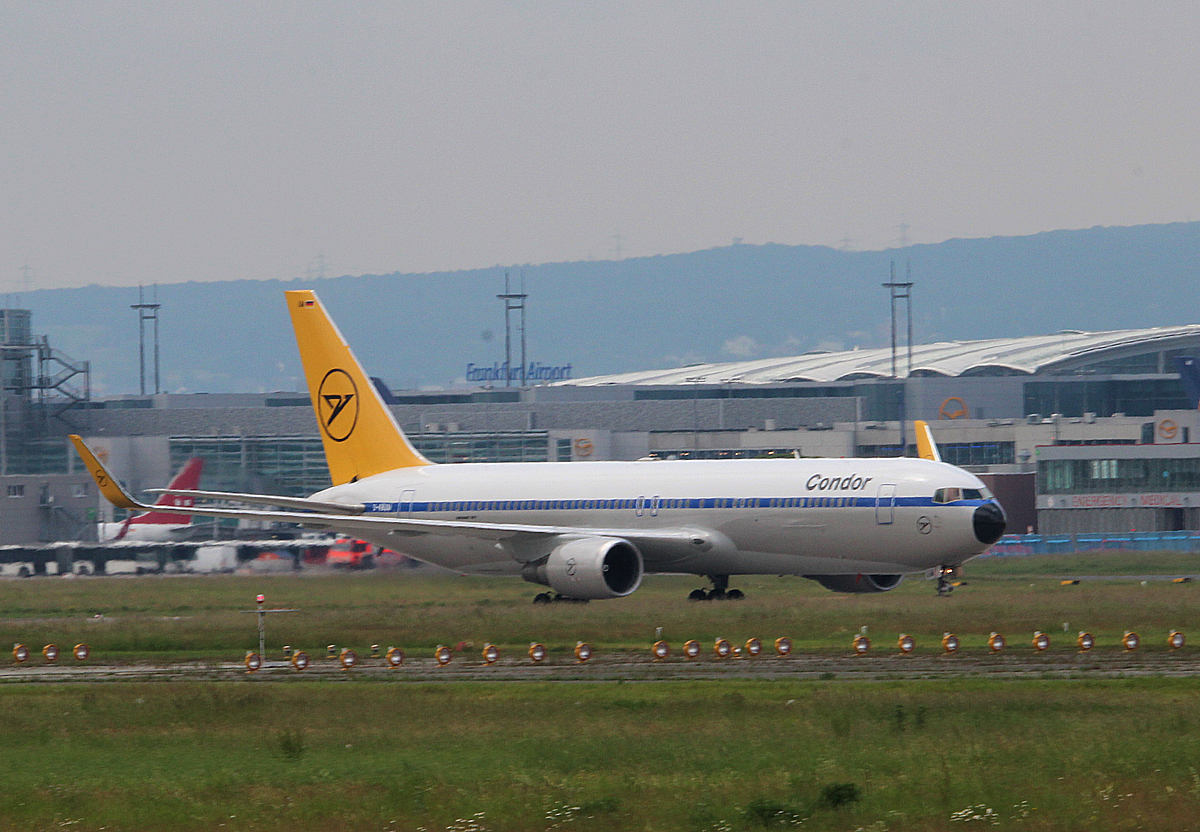 Condor B 767-31B(ER) D-ABUM nach der Landung in Frankfurt am 10.06.2013