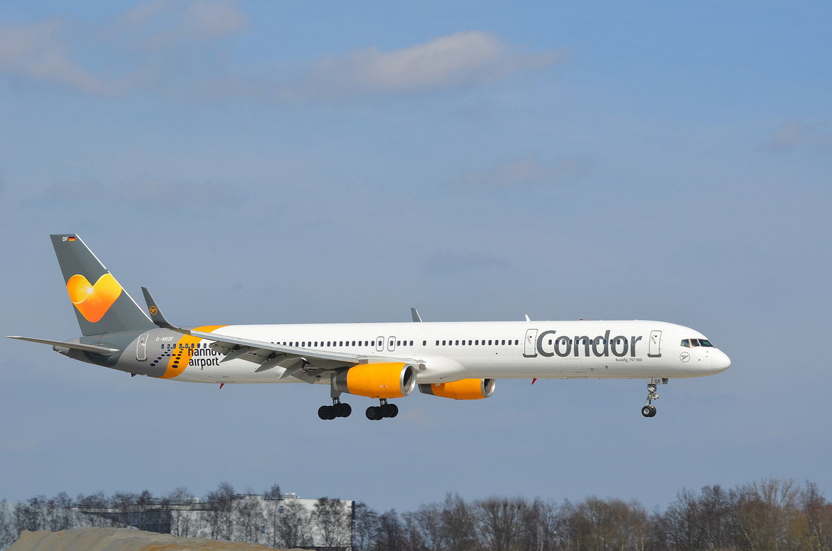 Condor Boeing 757-300 D-ABOF (Hannover Airport Sticker) im Landeanflug auf Hamburg Fuhlsbüttel am 02.04.16